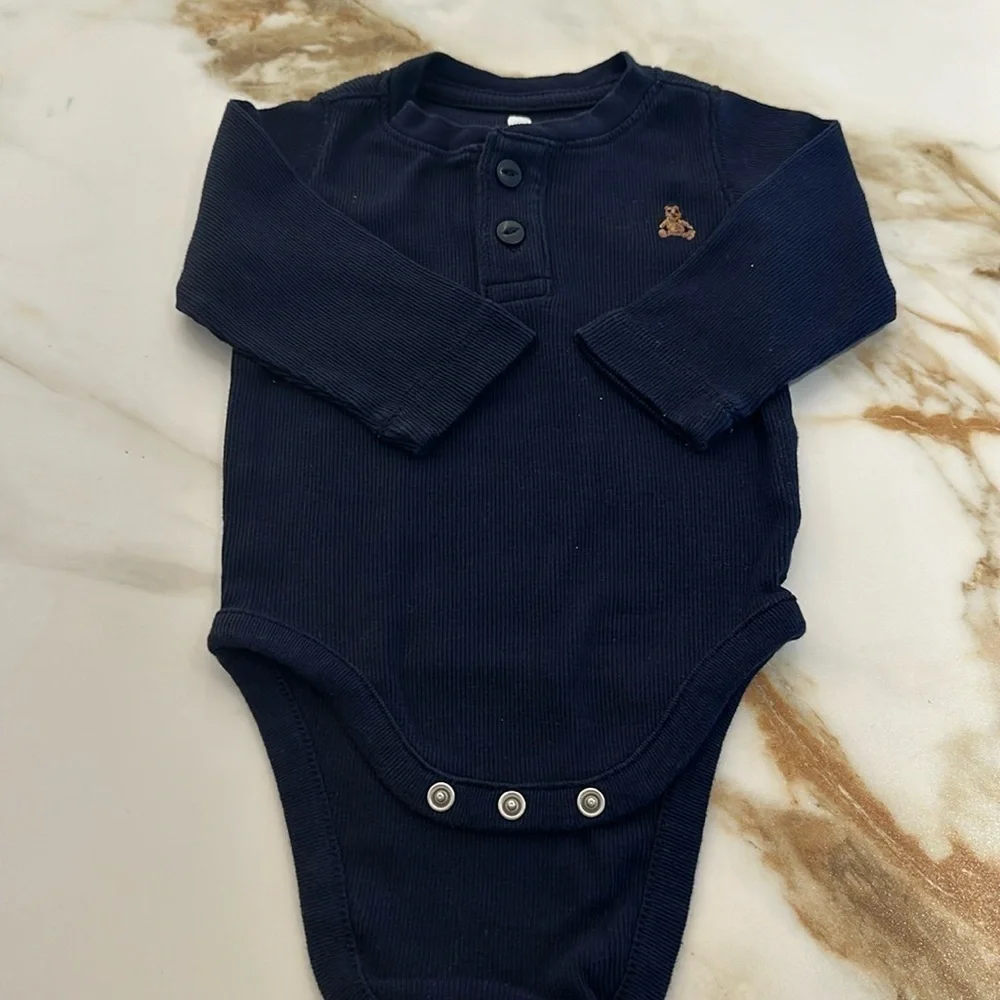 Gap bodysuit size 3-6mnth